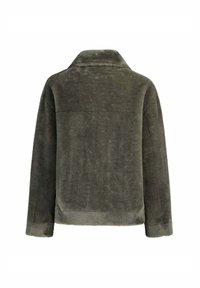 Olijfgroene, zacht aanvoelende jas met een kraag, lange mouwen en een rechte snit. Bevat een rugpasse en heeft geen zichtbare sluitingen.