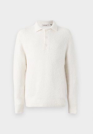 Weißer gestrickter Pullover mit strukturierter Oberfläche, Kragen und einem Knopfverschluss mit drei Knöpfen. Ribbed Saum und Bündchen runden das Design ab.