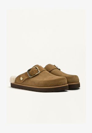 OYSHO, BUCKLED SPLIT - Šľapky - brown