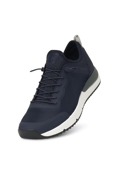 Chaussure de sport en maille marine avec un laçage structuré, une semelle blanche rembourrée, des accents gris et un talon en boucle pour un enfilage facile.