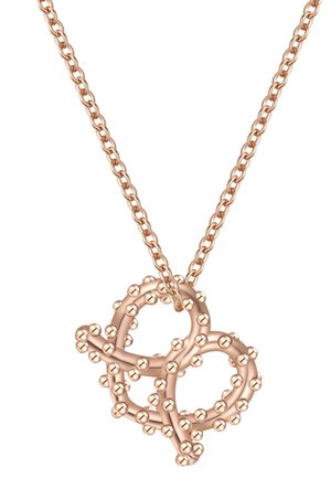 Collier en or rose avec un pendentif en forme de cœur texturé et tordu, orné de petits clous ronds, suspendu à une chaîne maillée.