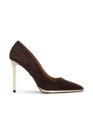 Brun ruskind højhælet pump med spids tå og slank metallic gylden stiletthæl, vist på hvid baggrund.