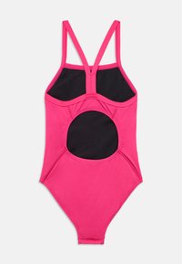 Ροζ μαγιό με μαύρες λεπτομέρειες, με σχεδιασμό racerback, κυκλική περικοπή στο πίσω μέρος και κομψό, ελαστικό υλικό.