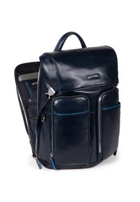 Zaino in pelle blu navy con patta superiore, due tasche anteriori, zip argentate e dettagli blu. Presenta un compartimento imbottito per computer portatile.