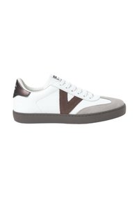 Zapatilla blanca con un acento de ante marrón y suela de goma gris, con un diseño de cordones sencillo y una marca mínima en la lengüeta.