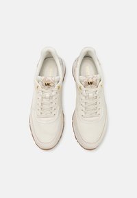 Sneaker con tomaia in pelle e rete beige chiaro, suola in gomma color beige, occhielli dorati e dettagli a motivi sulla linguetta con logo "MK".
