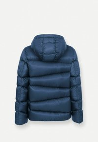Marineblaue Steppjacke mit gepunkteter Textur, ausgestattet mit einer Kapuze und auffälligen horizontalen Nähten. Weiches synthetisches Material, ohne sichtbare Metallteile.