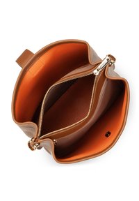 Borsa a mano in pelle marrone con interno arancione. Presenta un esterno testurizzato, scomparti con cerniera e una finitura liscia. Design open top.