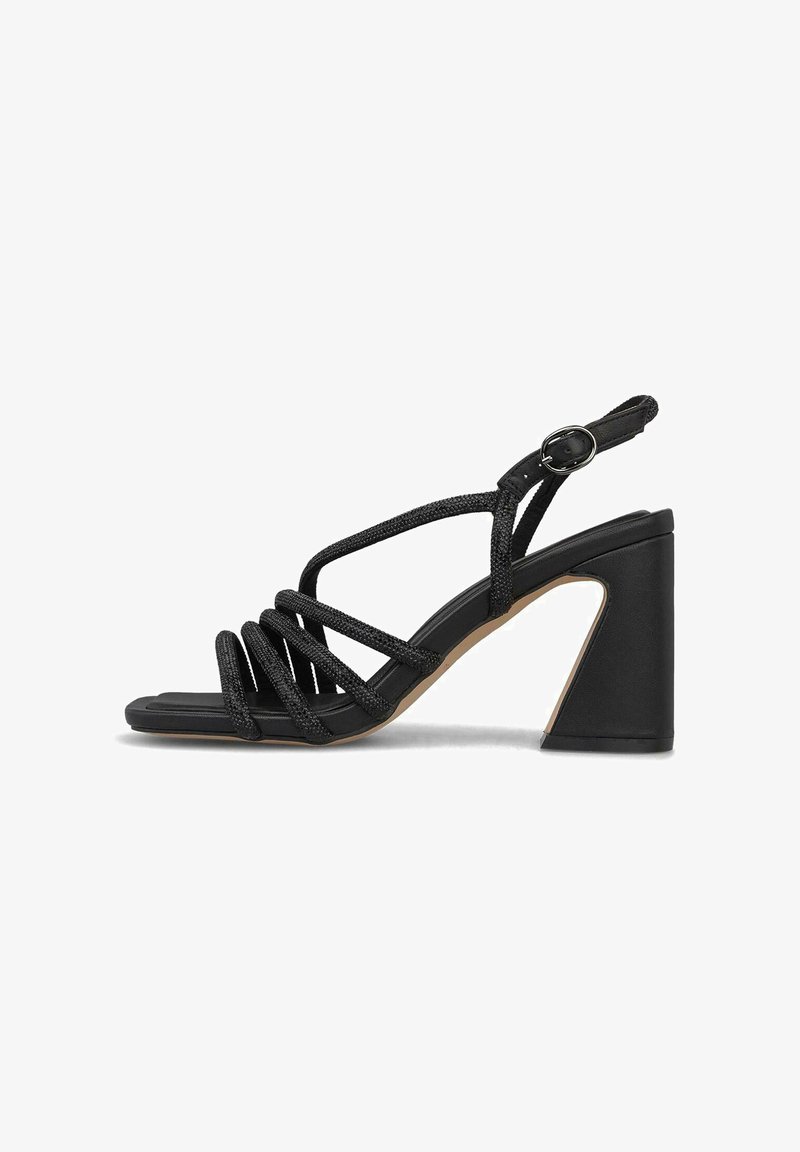 Sandalia de tacón negro con tiras trenzadas y cierre de hebilla. Presenta un tacón cuadrado y una parte superior texturizada. Diseño de punta cuadrada con una suela lisa.