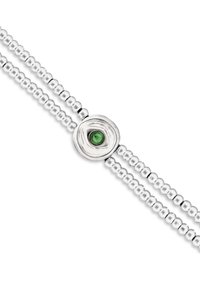 Pulsera de plata con un centro circular texturizado que presenta una piedra preciosa verde, complementada con eslabones de cuentas a cada lado.