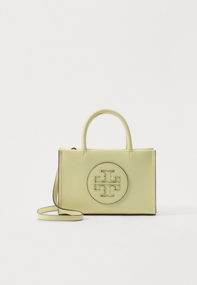 Bolsa de couro amarela com um logótipo arredondado na parte da frente, alças superiores e uma alça de ombro destacável. Textura lisa e forma retangular.
