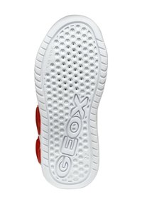 Suola di scarpa in gomma bianca con fori di ventilazione esagonali, battistrada rialzato e marchio 'GEOX' in testo bianco impresso. Accenti rossi posizionati sul tallone.