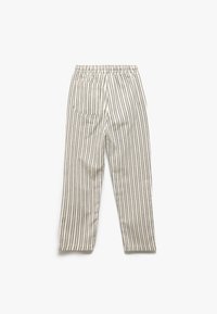 Gestreifte Hose in einem hellbeigen Farbton mit dunklen vertikalen Linien, ausgestattet mit einem elastischen Bund und einer Seitentasche. Weiches Material und lockere Passform.