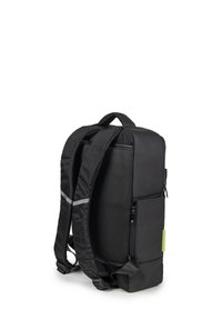 Sac à dos noir avec des bretelles rembourrées, un côté texturé, une poche avant zippée et des accents réfléchissants. Comprend une poignée sur le dessus et un design compact.