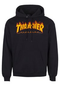 Sudadera negra con el logo de "Thrasher Magazine" en un brillante color amarillo con acentos en llama. Confeccionada en tela suave, cuenta con un bolsillo frontal y capucha con cordones.