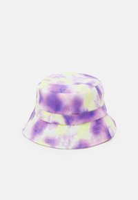 Bøttehatt laget av stoff med et tie-dye mønster i lilla og gul. Myk tekstur med bred skygge og sydd detaljer.