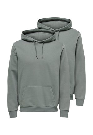 To almindelige grå hættetrøjer med frontlommer og snoretræk, vist mod en hvid baggrund.