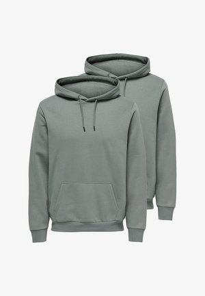 Twee effen grijze hoodies met voorzakken en aantrekkoorden, weergegeven tegen een witte achtergrond.