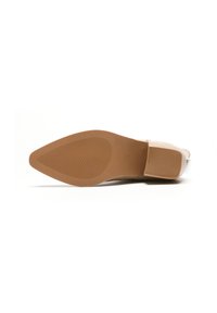 Zapato de tacón beige con un exterior texturizado y punta afilada. Suela de goma con un patrón de espiga para ofrecer agarre y estabilidad.