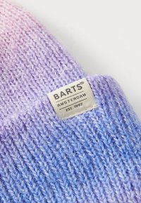Kötött sapka, amely lila és kék közötti árnyalatokban tündöklik, fehér szövetcímkével, rajta a BARTS Amsterdam EST. 1992 felirattal.