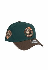 Grüne Kappe mit einem braunen Schirm, ausgestattet mit gestickten Cartoon-Tiermotiven auf der Vorder- und Seitenansicht. Aus Baumwollmaterial mit einem strukturierten Design.