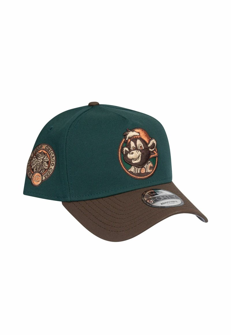 Grüne Kappe mit einem braunen Schirm, ausgestattet mit gestickten Cartoon-Tiermotiven auf der Vorder- und Seitenansicht. Aus Baumwollmaterial mit einem strukturierten Design.