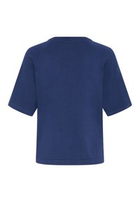 Jednoduchý navy modrý pletený top s krátkým rukávem a kulatým výstřihem, zobrazený zezadu v uvolněném střihu.