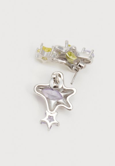 Ασημένια σκουλαρίκια με σχήμα αστέρι, με κίτρινες και ανοιχτόμωβ πολύτιμες πέτρες σε αφηρημένα σχέδια με πολλά αστέρια.