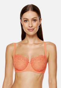 Coralowy stanik koronkowy z kwiatowym haftem, wsparciem w postaci fiszbin, regulowanymi ramiączkami i centralną kokardką. Miękka, przezroczysta tkanina z misternymi wzorami.