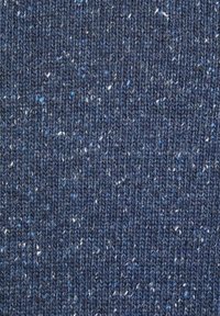 Dunkelblauer gestrickter Stoff mit einer gesprenkelten Textur, der hellblaue und weiße Sprenkel aufweist und ein abwechslungsreiches Erscheinungsbild erzeugt.