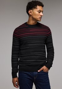 Street One MIT STRUKTURSTREIFEN - Strickpullover - rot