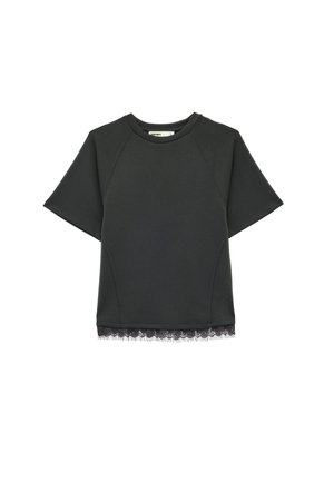 Schwarzes Kurzarm-Top mit rundem Ausschnitt und Spitzenbesatz am Saum, auf weißem Hintergrund präsentiert.