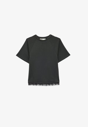 Schwarzes Kurzarm-Top mit rundem Ausschnitt und Spitzenbesatz am Saum, auf weißem Hintergrund präsentiert.