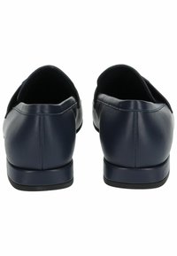 Scarpe slip-on in pelle blu navy con superficie liscia, punta arrotondata e suola in gomma bassa. Design minimalista senza accenti o motivi visibili.