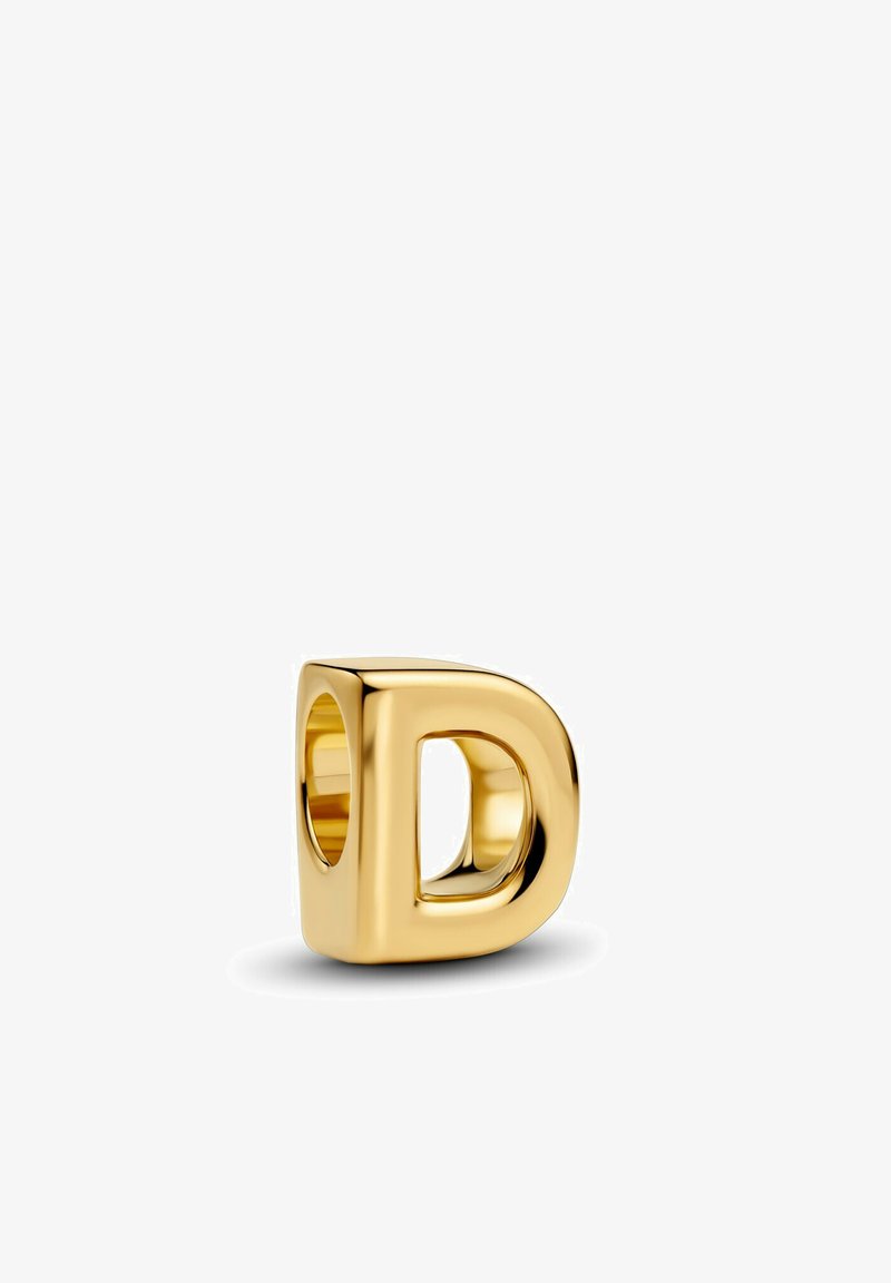 Charme a forma di lettera "D" placcato oro, caratterizzato da una superficie liscia e lucida, bordi arrotondati e un centro aperto, adatto per applicazioni di gioielleria.