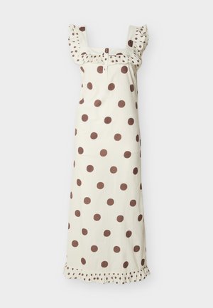 Robe longue blanche sans manches à pois marron, bretelles volantées, corsage boutonné et ourlet volanté.