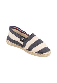Espadrille rayée avec une tige en toile marine et crème, semelle en jute et couleurs intérieures contrastées. Dispose d'une étiquette logo noire sur le côté.