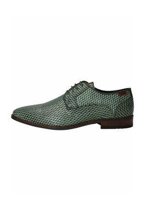 Groen patroon herenschoenen met veters, bruine zool en lage hak, zijaanzicht op een witte achtergrond.
