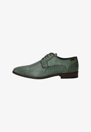 Groen patroon herenschoenen met veters, bruine zool en lage hak, zijaanzicht op een witte achtergrond.