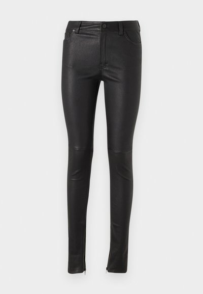 Černé kalhoty z umělé kůže se slim fit střihem, s detaily zipu na kotníku a standardním návrhem kapes. Hladká textura a lesklý povrch.