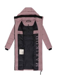 Langer rosa Daunenmantel mit schwarzem Innenfutter. Verfügt über einen Reißverschluss, Seitentaschen und die Marke "MARIKOO" in Schwarz auf dem Futter gedruckt.