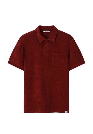 Bordeauxrotes Polohemd mit kurzen Ärmeln, einem Kragen, drei Knöpfen und einer Brusttasche, hergestellt aus weichem, strukturiertem Stoff.