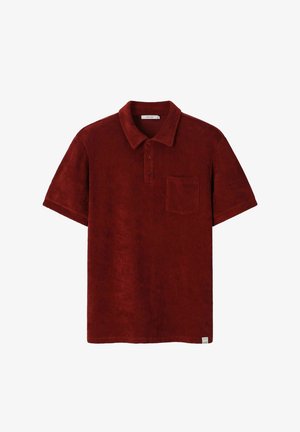 Bordeauxrotes Polohemd mit kurzen Ärmeln, einem Kragen, drei Knöpfen und einer Brusttasche, hergestellt aus weichem, strukturiertem Stoff.
