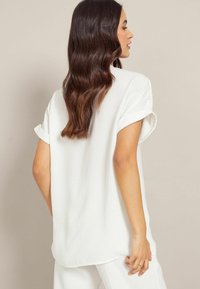 Friends Like These V NECK ROLL SLEEVE BUTTON - Blūze - ivory white