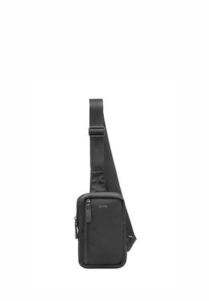 Czarna kompaktowa torebka na ramię z regulowanym paskiem, przednią kieszenią na zamek oraz małym logo marki na gładkiej powierzchni materiału.