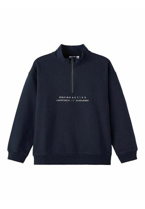 Marineblauer Sweatshirt mit Viertel-Reißverschluss, gerippten Bündchen und Saum, mit dem Text "STAYING ACTIVE" und einem numerischen Code auf der Brust bedruckt.