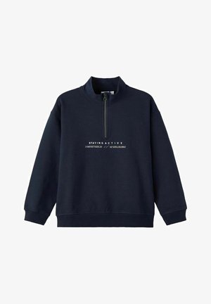 Sweat-shirt bleu marine à fermeture éclair quart, avec poignets et ourlet côtelés, arborant le texte "STAYING ACTIVE" et un code numérique imprimé sur la poitrine.