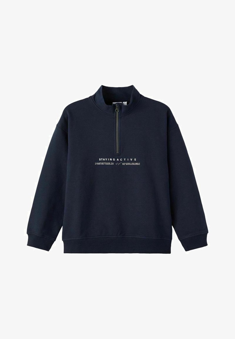 Sweat-shirt bleu marine à fermeture éclair quart, avec poignets et ourlet côtelés, arborant le texte "STAYING ACTIVE" et un code numérique imprimé sur la poitrine.