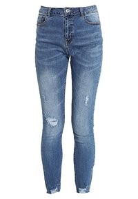 Vaqueros ajustados en denim azul medio con detalles desgastados, dobladillos deshilachados, cintura alta y diseño de cinco bolsillos. Textura suave con ligero estiramiento.