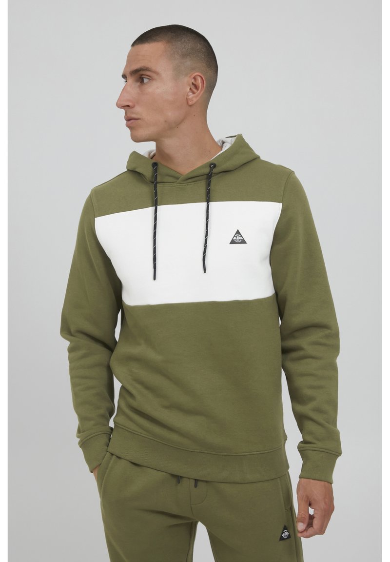 Felpa verde oliva con una striscia orizzontale bianca sul petto, cappuccio con cordini e piccolo logo triangolare sul lato sinistro.